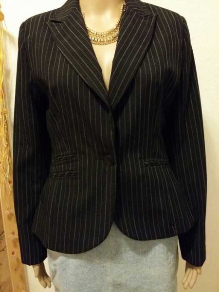 Sehr schöne und elegante  Blazer in leicht gestreiften Muster / Outfit