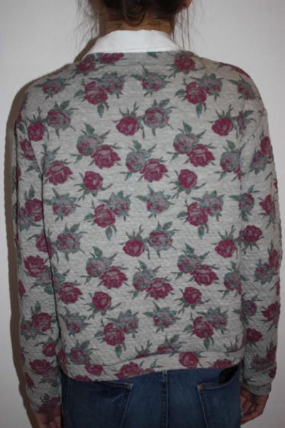 Pullover mit Rosenmuster