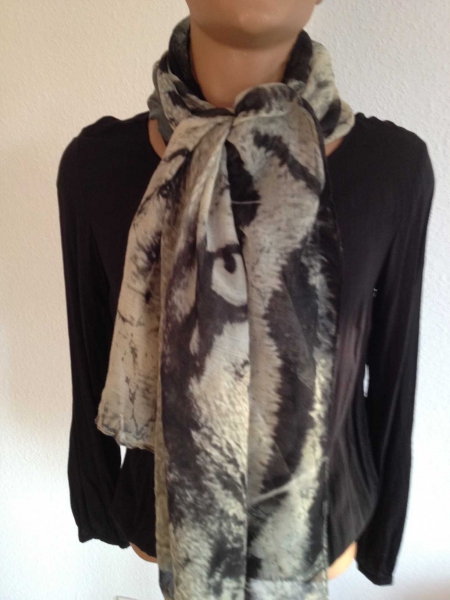 schönes Tuch in Batikoptik