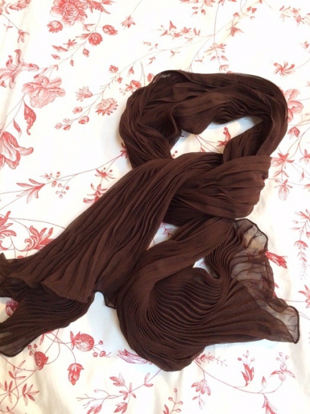 Schokobrauner Crêpe- Schal
