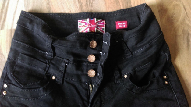 Schwarze Röhrenjeans hoch geschnitten