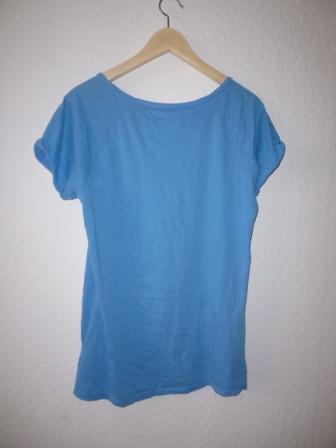 blaues Shirt mit Aufschrift