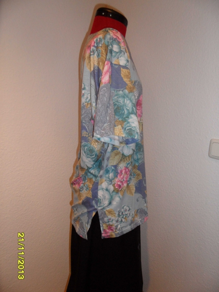 buntes Damenshirt mit Blumenmuster Größe ca. 42/44 