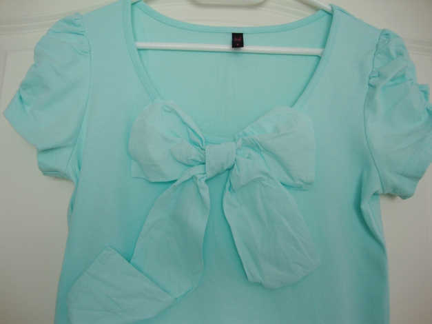 Mintfarbendes T-Shirt mit Schleife und Puff-Ärmeln