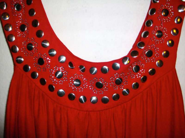 Stoffkleid in Rot mit schönen Verzierungen