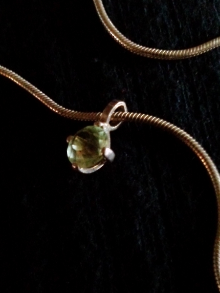 Kette mit Anhänger grüner Stein
