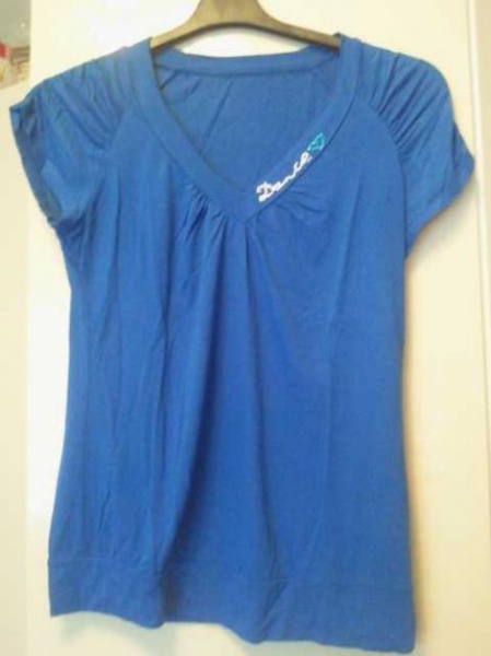 Blaues T-Shirt mit V-Auschnitt