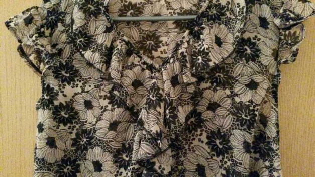 Leichte Bluse mit Blumenmotiv Gr.38