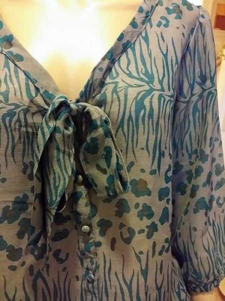 Sehr Schöne lockere Bluse mit schleife