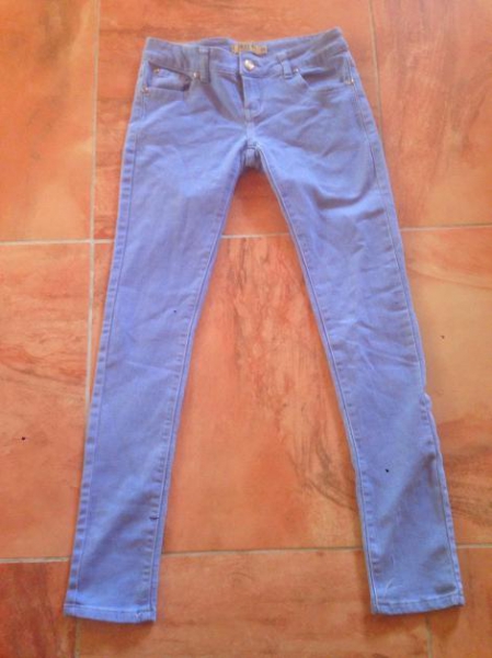 Jeans blau mit Nieten