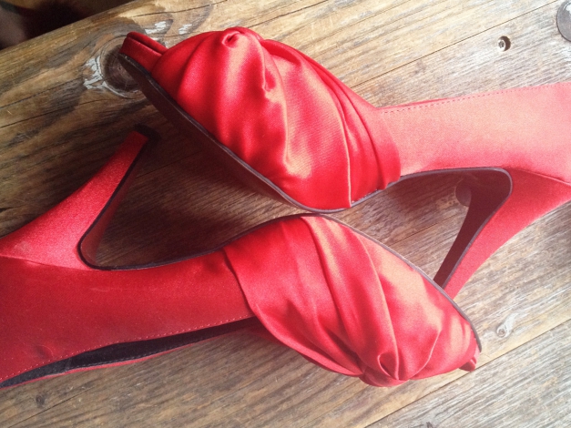 Zuckersüße rote Satin-Pumps