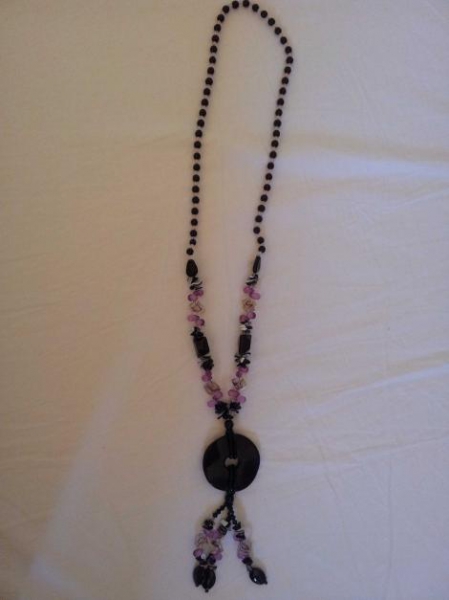 Kette aus Glassteinen in lila und schwarz