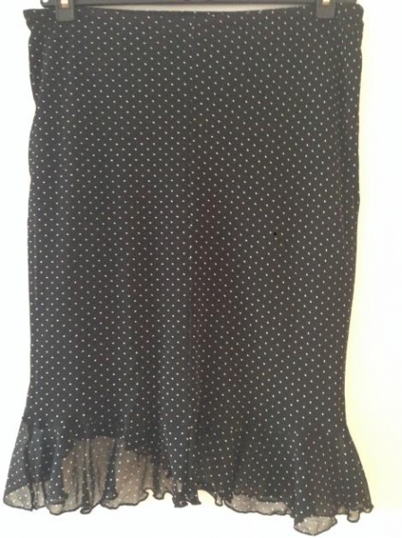 Rock, schwarz mit weißen Punkten