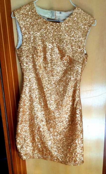 Goldenes Paillettenkleid rückenfrei
