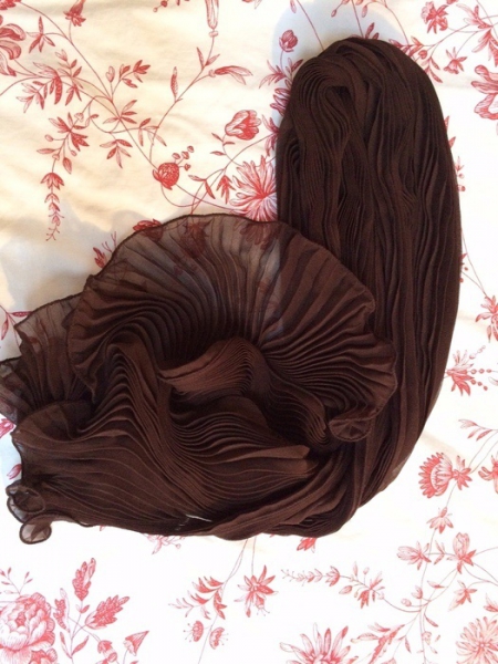 Schokobrauner Crêpe- Schal