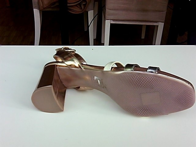 Goldene ungetragene Pradaschuhe 