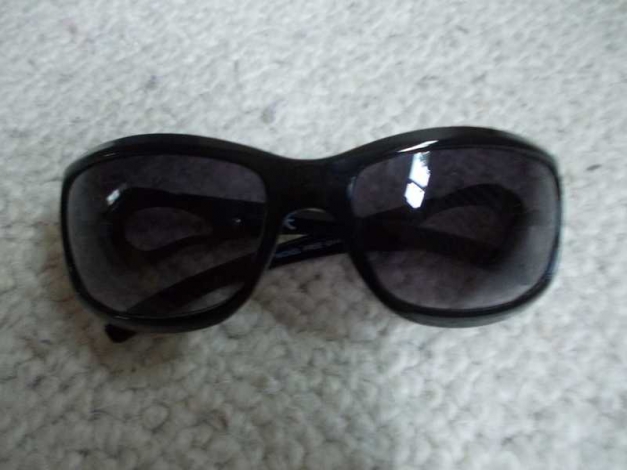 schwarze Sonnenbrille