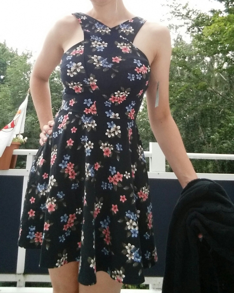 Neu! Hollister Kleid M 36 38 Blumen geblümt A-Linie Strandkleid