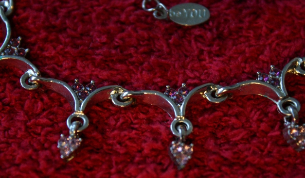 Silberne Kette mit lila Strasssteinen