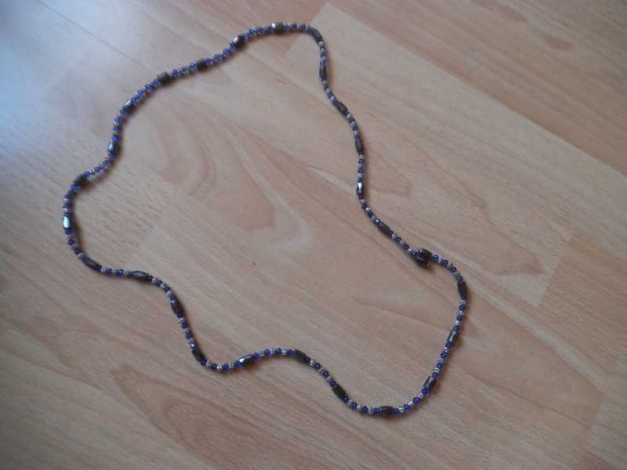 blaue Perlenkette mit Magneten