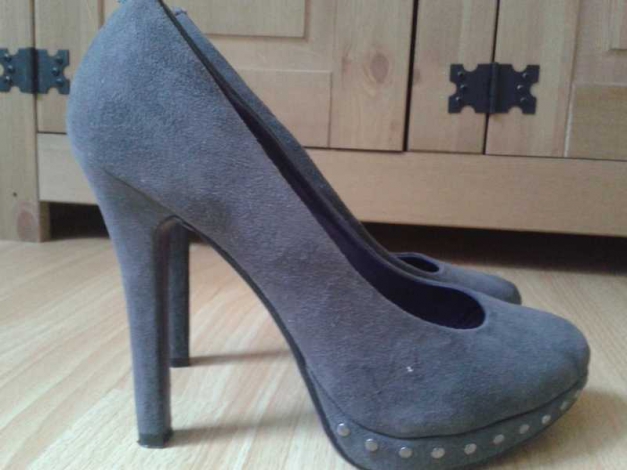 Graue High Heels mit Nieten 