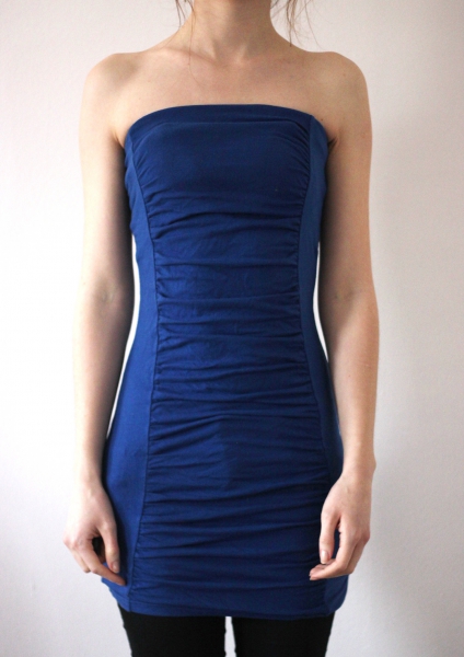 schulterfreies blaues Kleid 