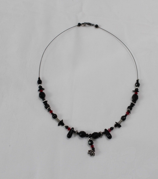 Kette mit roten und schwarzen Steinen und Rosenanhänger