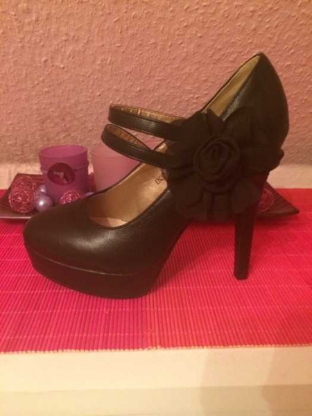 Schwarze high Heels mit Blume NEU!