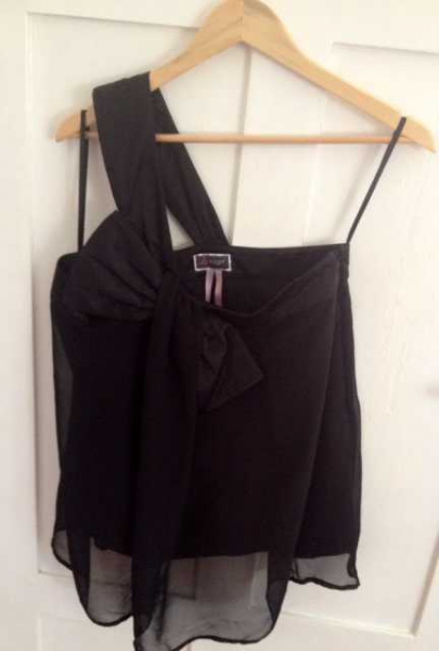 One-Shoulder Top von Lipsy mit Schleife