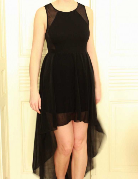 wunderschönes High-Low-Kleid in schwarz mit durchsichtigen Einsätzen (Versandkosten inklusive)