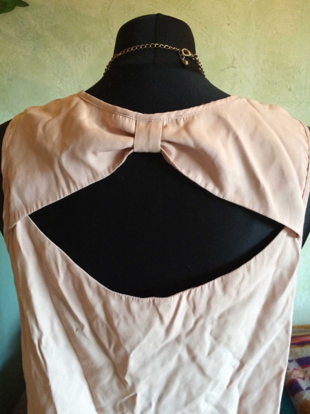 Blogger Cut Out Altrosa Bluse