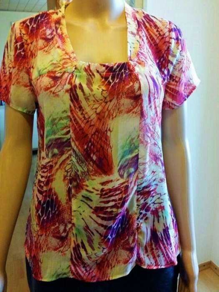 Sehr schöne Leichte Sommer BLUSE Neu / Time Collection