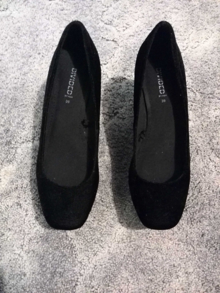 Neue Plateaupumps mit buntem Glitzer