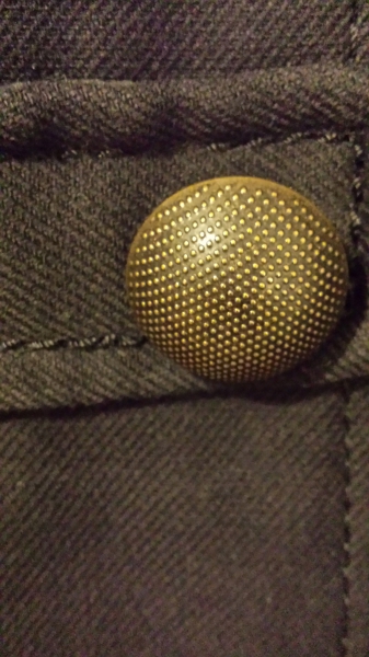 schöner, schlichter schwarzer Mantel mit goldenen Knöpfen