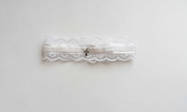 Schneeweißes Spitzenband mit Samtverzierung und Kreuzanhänger als Halsband oder Beinschmuck