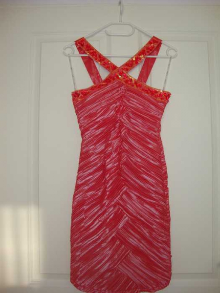 Super Schönes Kleid mit Strasssteinen