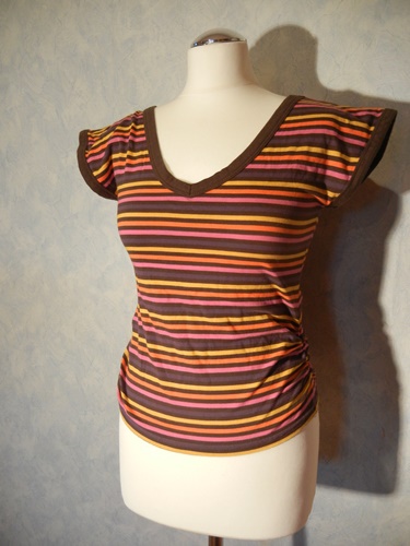 bunt gestreiftes T-Shirt mit Rückenausschnitt