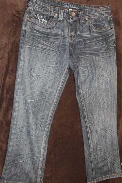 dunkelblaue Jeans 7/8 Hose mit süßer Stickerei