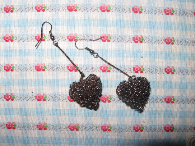 Schöne Herzohrringe, UNIKAT, dunkelgrau, grau