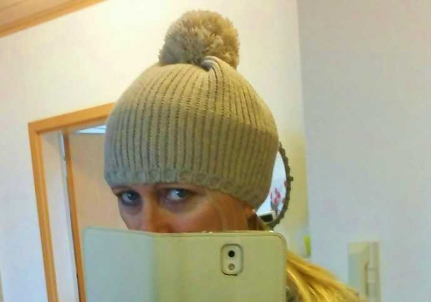 Schöne strick Mütze in grau und Creme Farbe 