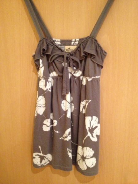 Süßes Hollister Top grau weiß Blumen M