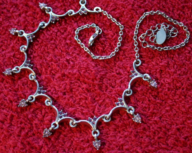 Silberne Kette mit lila Strasssteinen