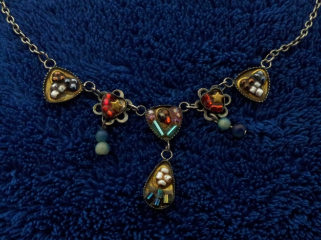 Kette in Silber mit Schmucksteinen