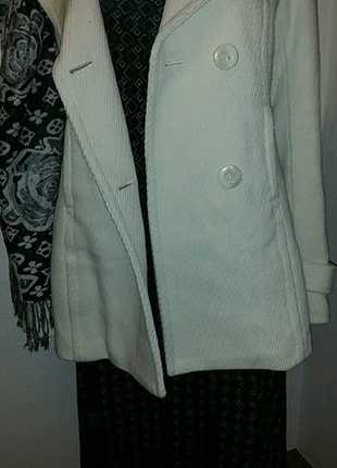 Sehr schöne Kurze Mantel in Creme Farbe / Amisu