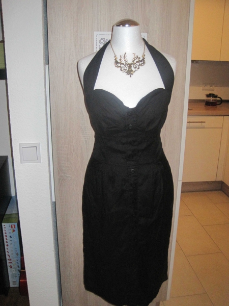 schwarzes Neckholderkleid 