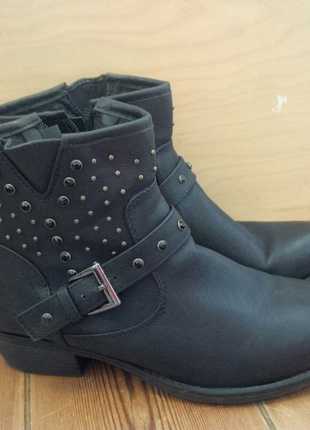 Nieten Boots in schwarz