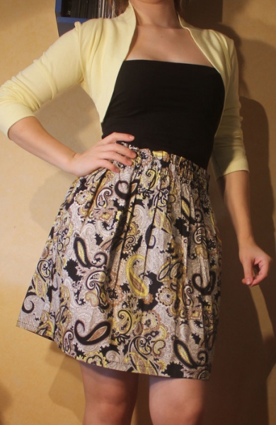 bunter Rock und gelber Bolero