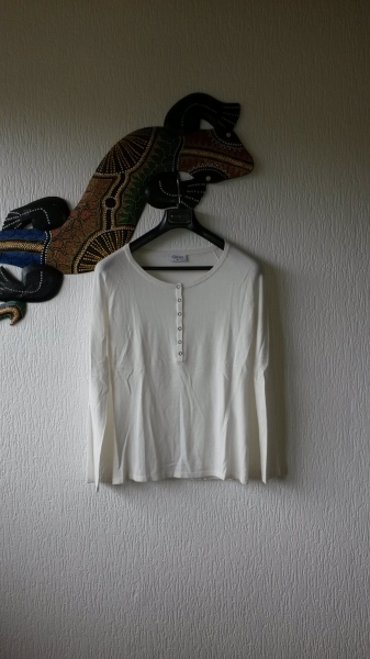 Weißes Shirt mit Knopfleiste