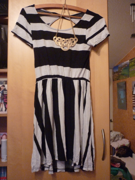 Gestreiftes, rückenfreies Kleid