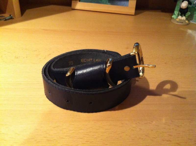 blauer Echtledergürtel mit goldener Schnalle 